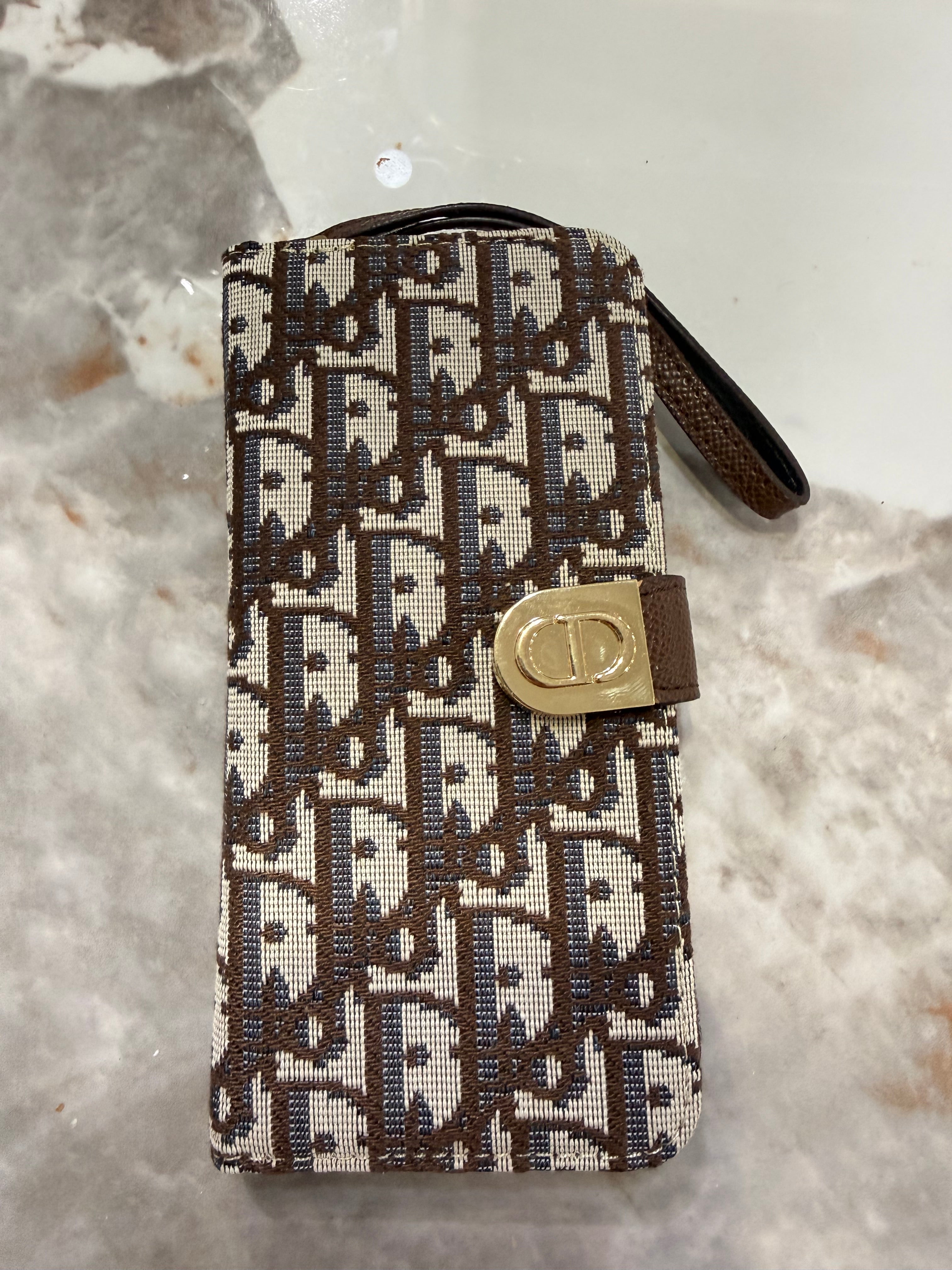 Dr universal phone cases can fit both iPhone ,Samsung and other phones