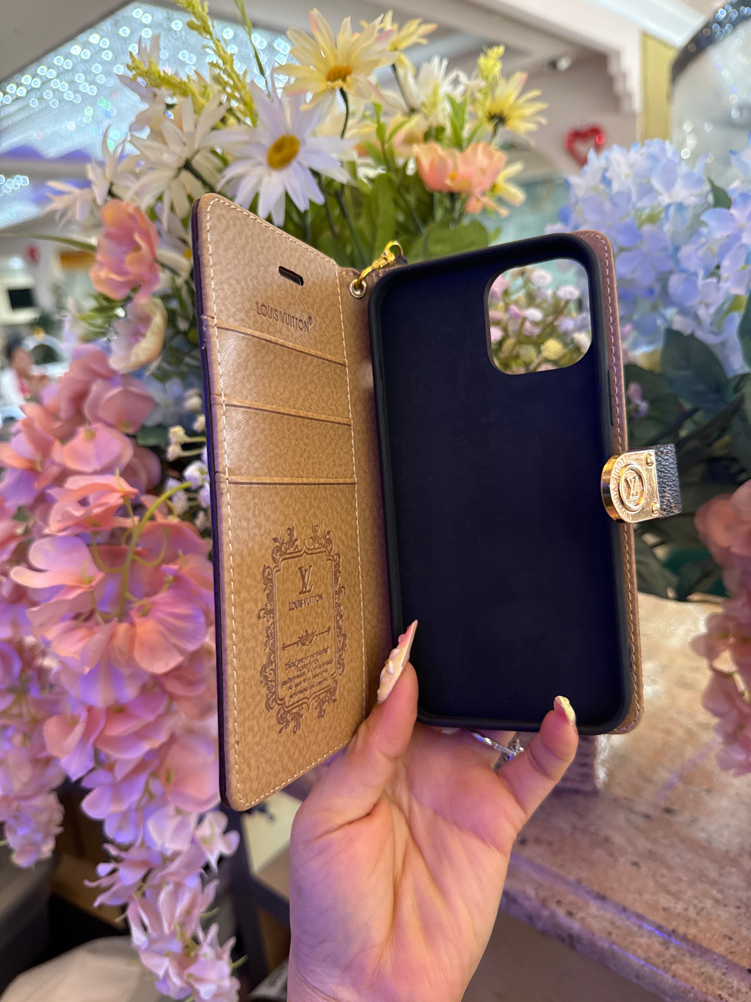 Lv Luxury Monogram Folio Wallet Case with Gold Clasp & Wristlet Attachment for iPhone cases