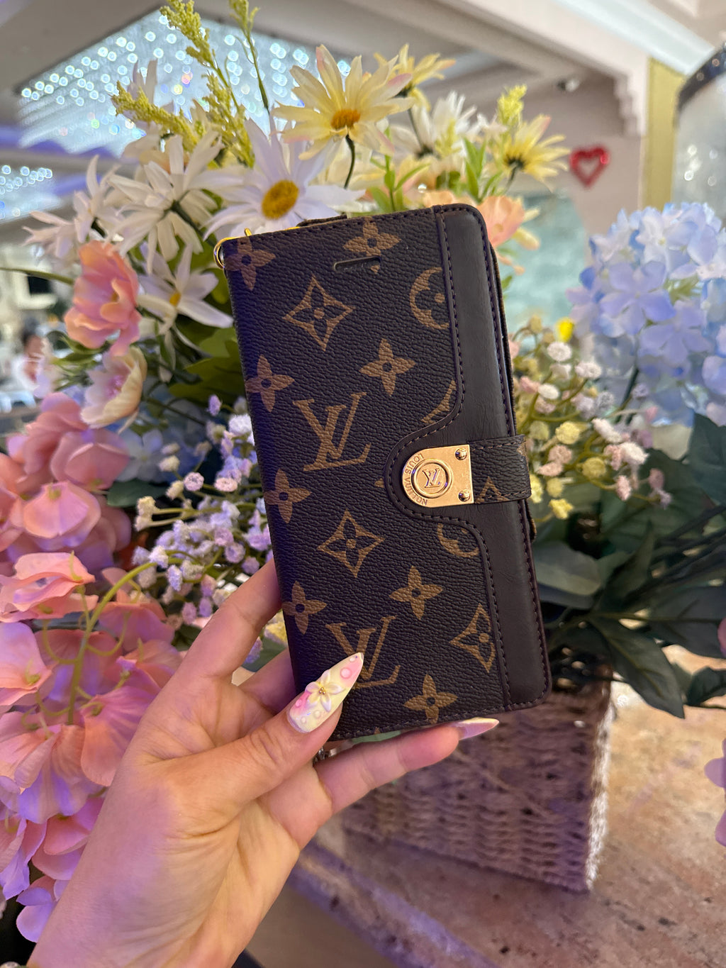 Lv Luxury Monogram Folio Wallet Case with Gold Clasp & Wristlet Attachment for iPhone cases
