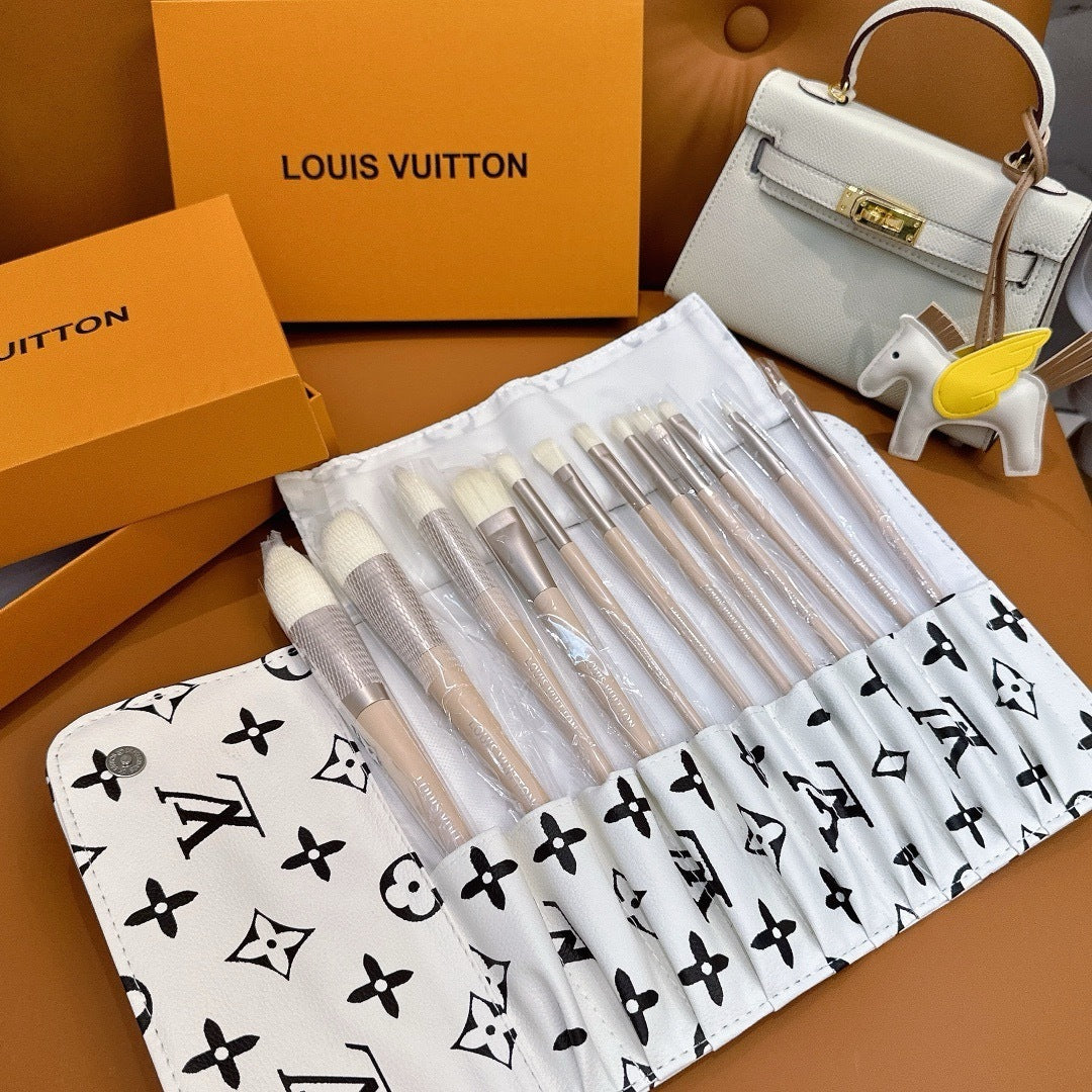 Lv make up brush